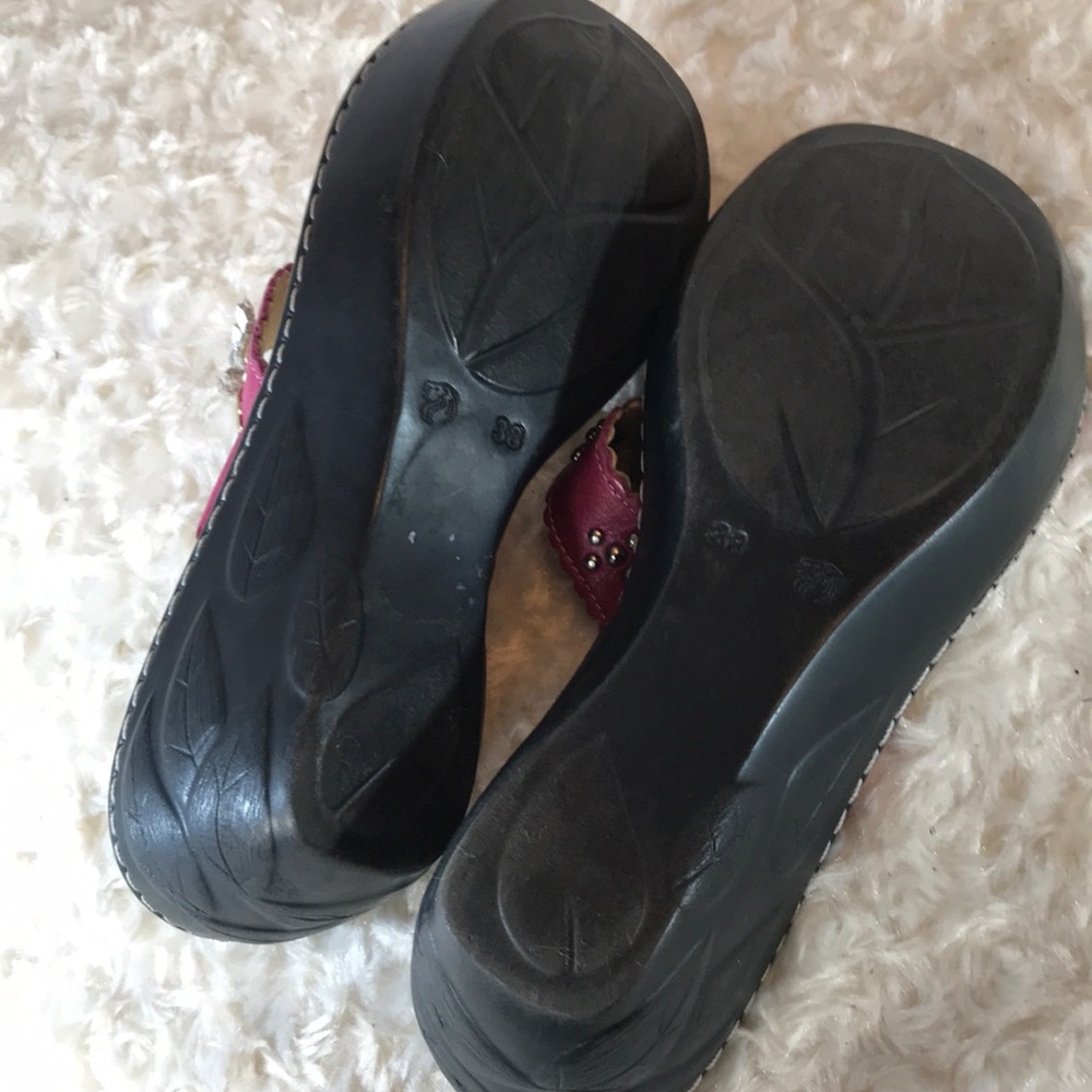 Finding sandals - Picture 5 of 7